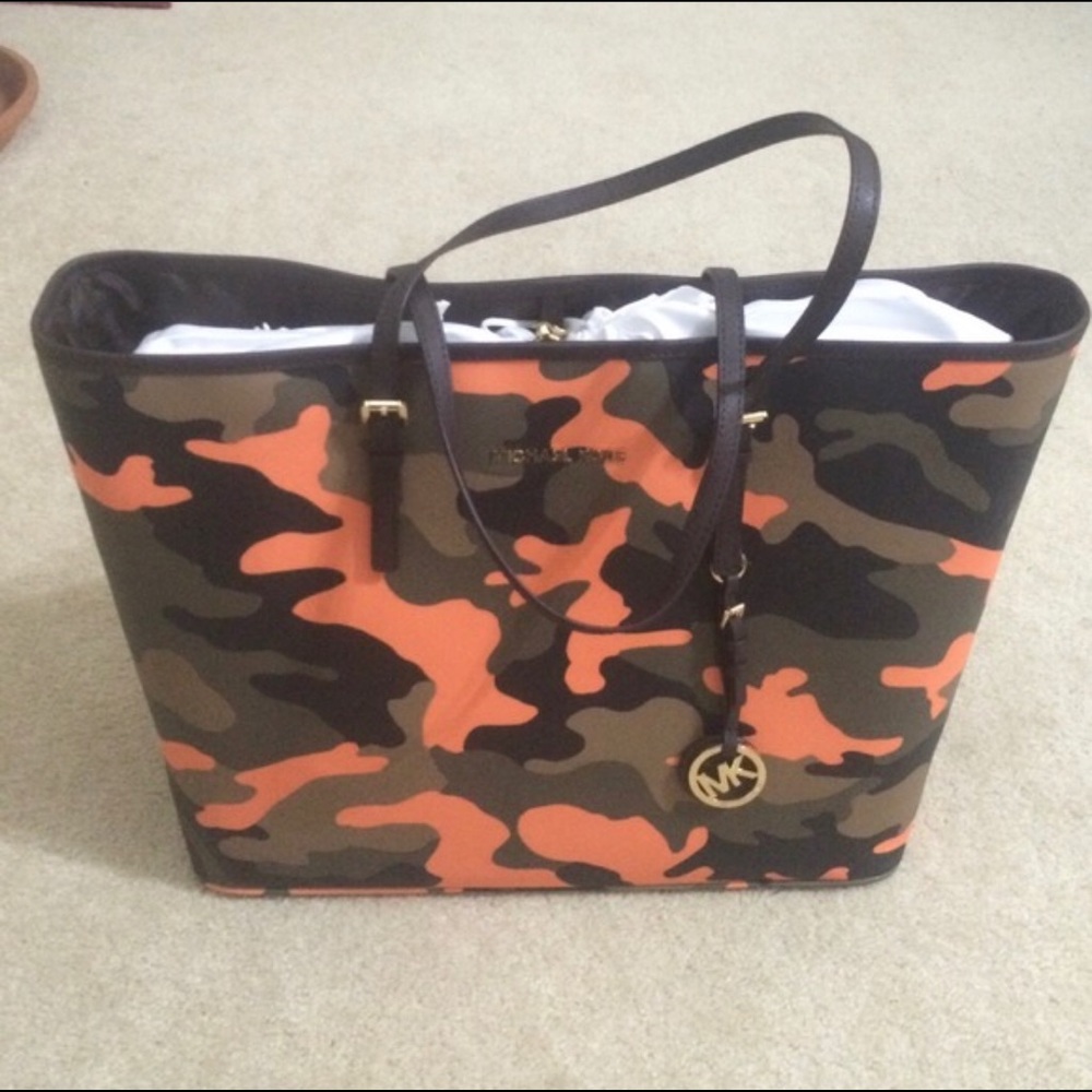 NWOT CAMO MEDIUM JETSET TOTE
